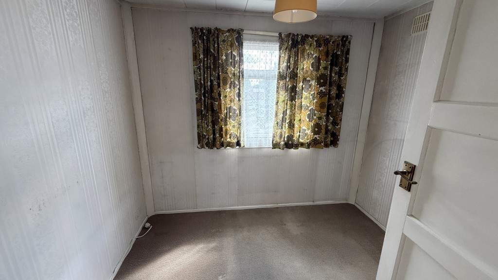 Lot: 81 - VACANT SEMI-DETACHED HOUSE REQUIRING MODERNISATION - Internal image of bedroom 3